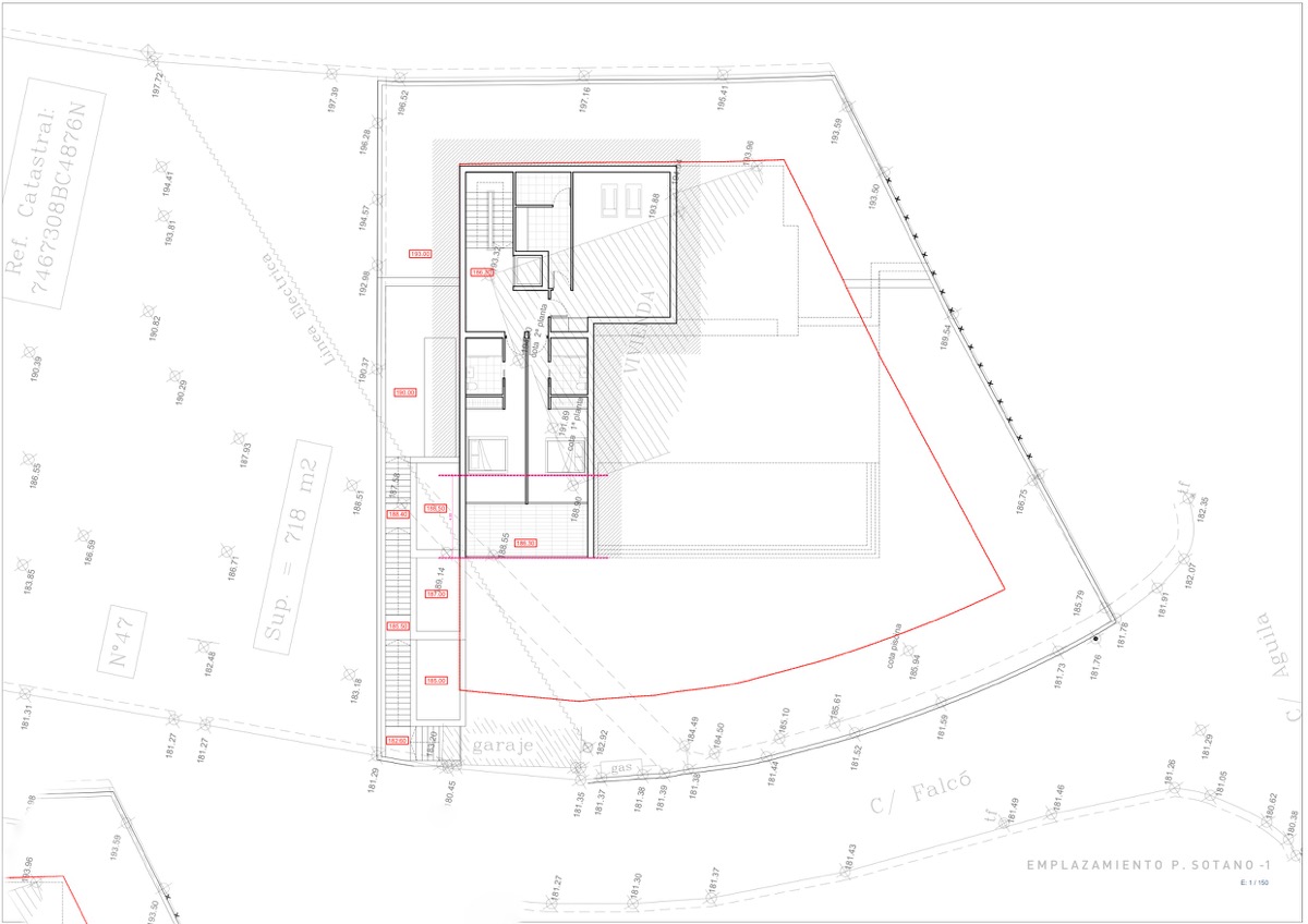 Technischer Lageplan des Untergeschosses -1 mit Darstellung der Garagenaufteilung, des Treppenhauses und des Aufzugsschachts auf dem 964 m2 großen Grundstück.