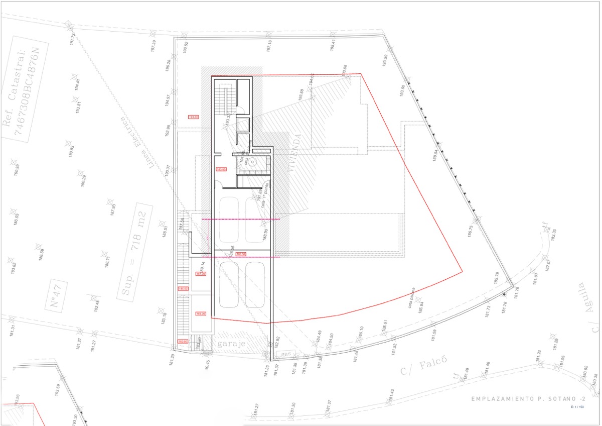 Technischer Lageplan des Untergeschosses -2 mit Darstellung der Garagenaufteilung, des Treppenhauses und der topografischen Grundstücksgrenzen.