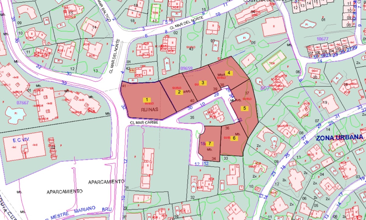 Detaillierter Katasterplan, der die Aufteilung des Grundstücks in sieben nummerierte Sektoren zwischen den Straßen Mar Caribe und Mar del Norte in Moraira zeigt.