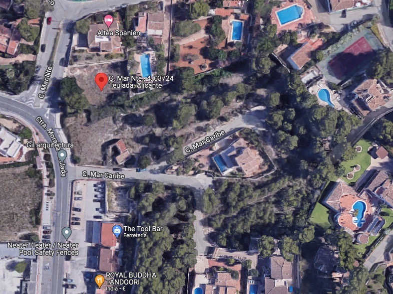 Satelliten-Luftaufnahme mit der genauen Lage des Grundstücks in Moraira, die dessen Einbindung in ein erschlossenes Wohngebiet nahe der Küste zeigt.
