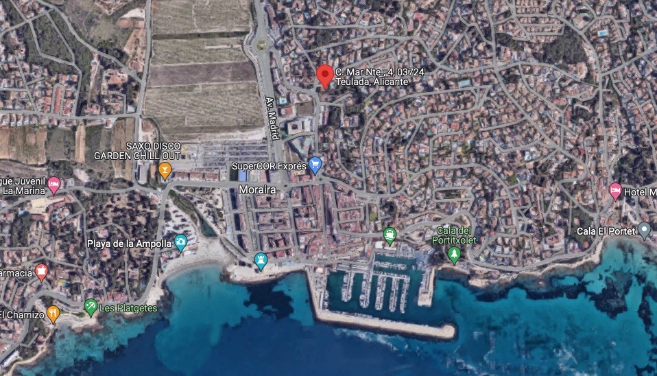 Satelliten-Luftbild mit der genauen Lage des Grundstücks in Moraira, das die Nähe zum Yachthafen und zur Mittelmeerküste verdeutlicht.