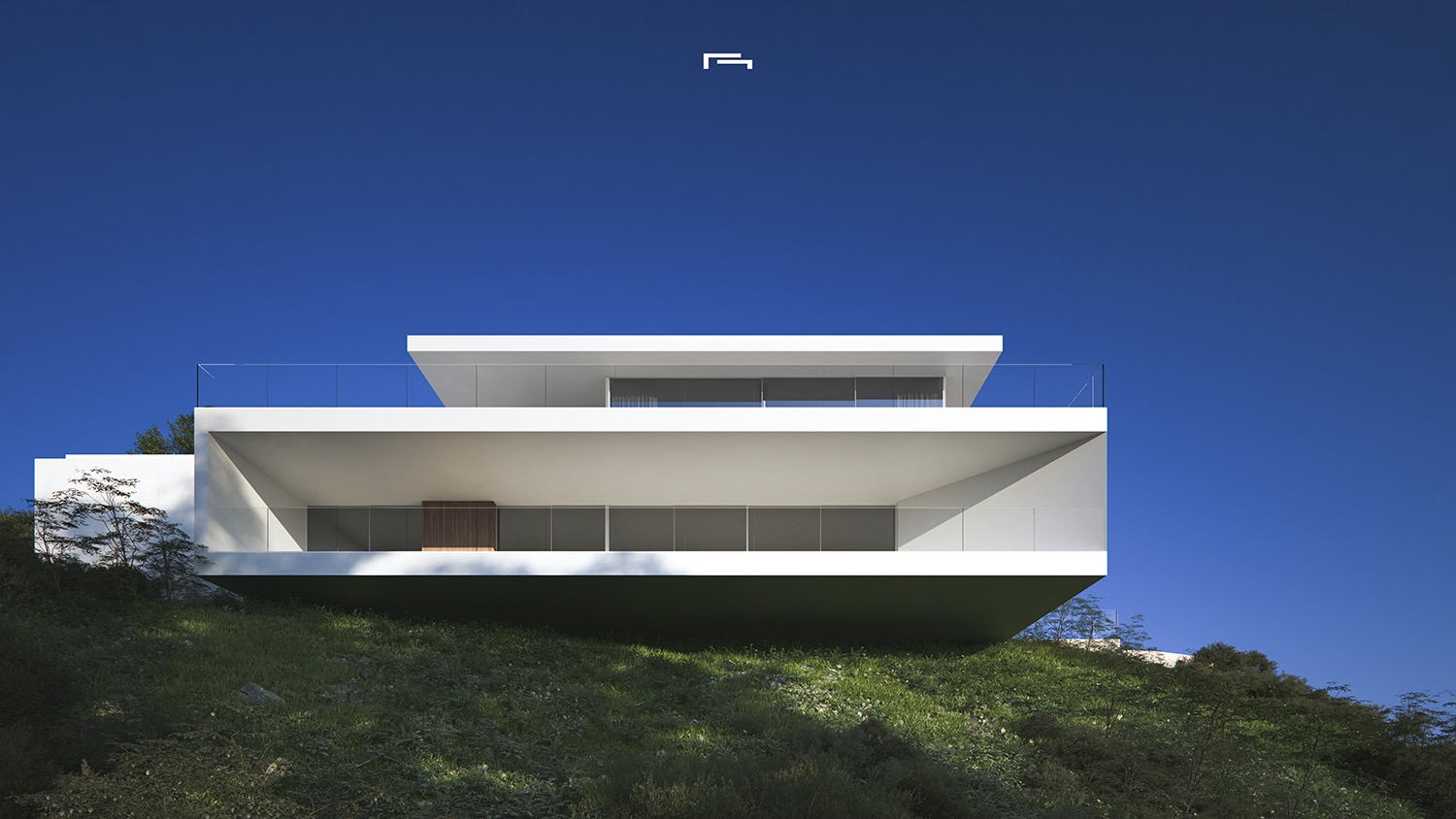 Außenansicht der minimalistischen Villa mit weißen, auskragenden Strukturen und bodentiefen Glasfronten an einem begrünten Hang.