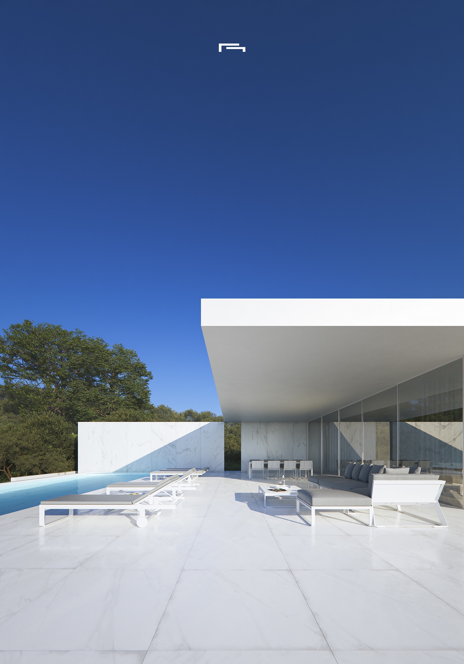 Hauptterrasse mit weißem Marmorboden, Designer-Outdoor-Möbeln und Infinity-Pool unter einem großen, minimalistischen Dachüberstand.