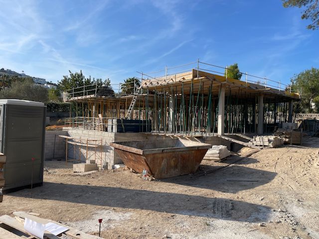 Villa im Bau in Moraira. Sichtbar sind das Fundament, Stützpfeiler und die Dachschalung an einem sonnigen Tag.
