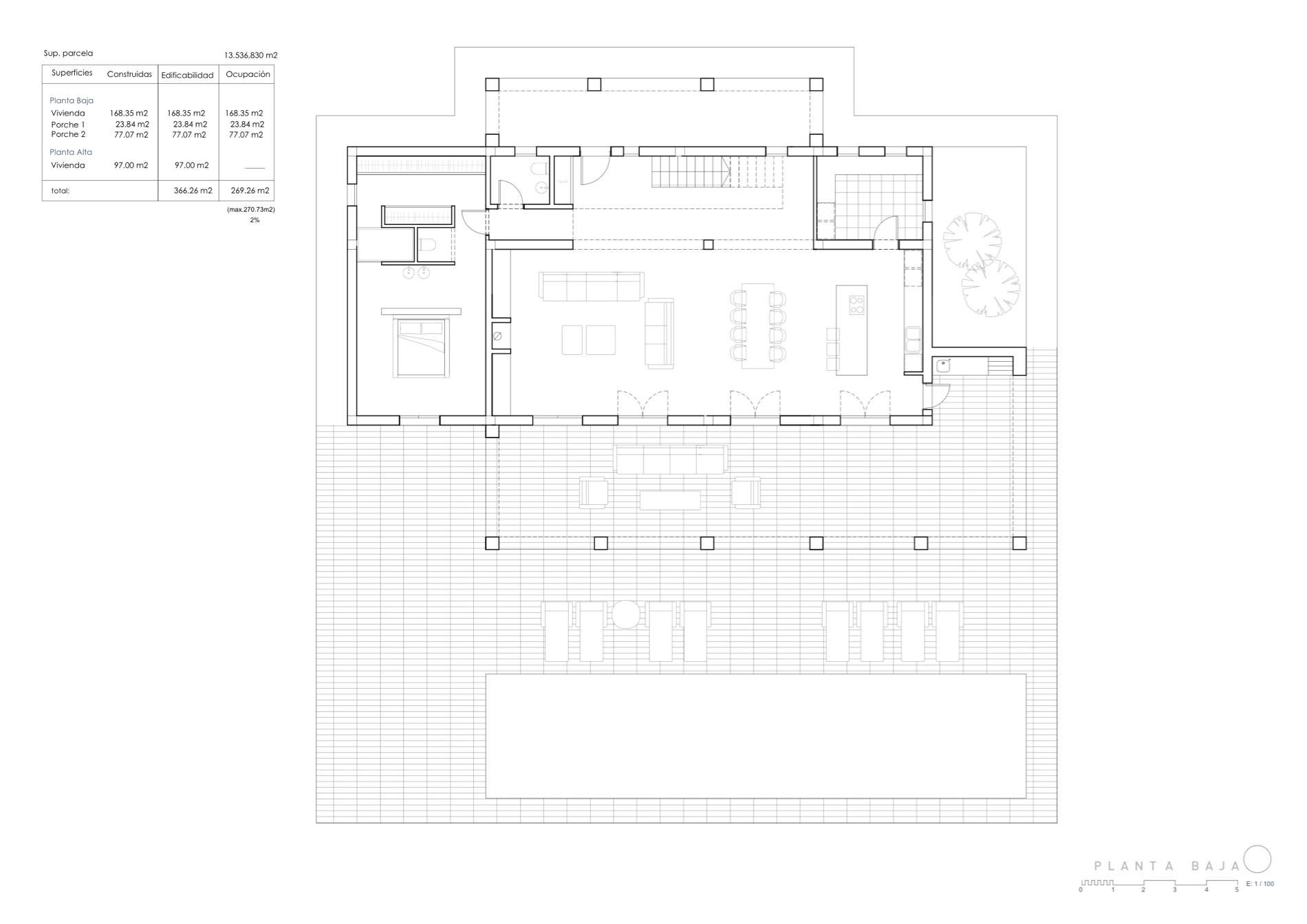 Architektonischer Plan einer Villa mit Pool, Terrasse und Garten im Erdgeschoss.