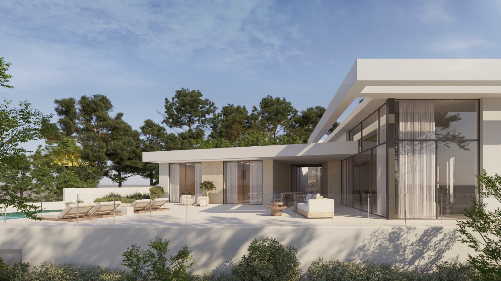 Moderne Villa-Außenansicht mit bodentiefen Glasfronten, großzügiger Fliesenterrasse mit Loungemöbeln und Glasgeländern vor einer Kulisse aus Pinien.