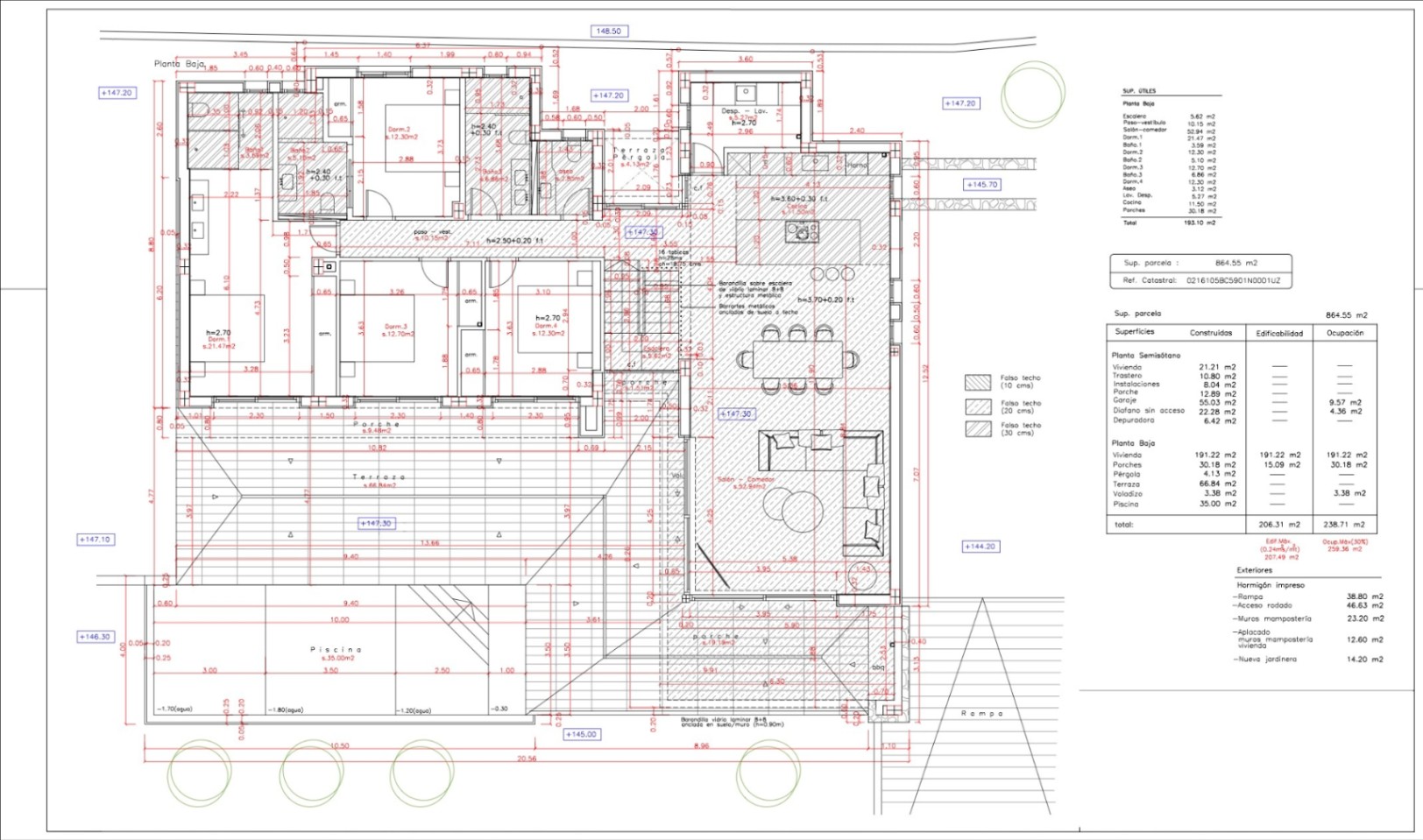 Detaillierter technischer Grundriss des Erdgeschosses mit Darstellung der vier Schlafzimmer, des offenen Wohnbereichs und der großen Terrasse mit integriertem Pool.