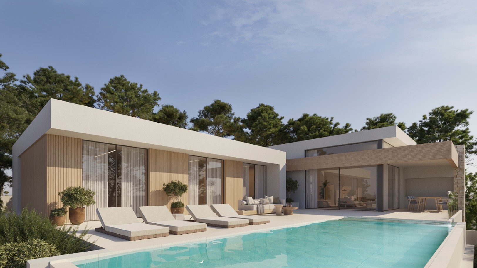 Moderne Villa mit türkisfarbenem Pool, heller Holzfassade und großen Glasfronten. Die Terrasse bietet Sonnenliegen und einen überdachten Essbereich umgeben von Pinien.