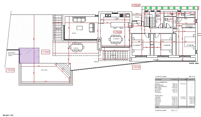 Detaillierter Grundriss des Erdgeschosses mit Darstellung von Wohn-Essbereich, offener Küche, drei Schlafzimmern, privatem Pool und großzügigen Terrassenflächen.