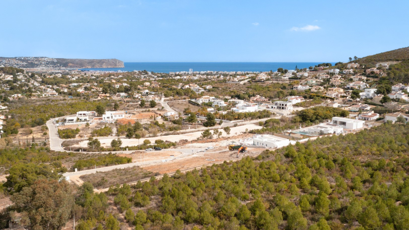 Panorama-Luftaufnahme von Lomas Del Rey in Jávea mit Blick auf die Mittelmeerküste, Pinienwälder und die moderne Wohnanlage.