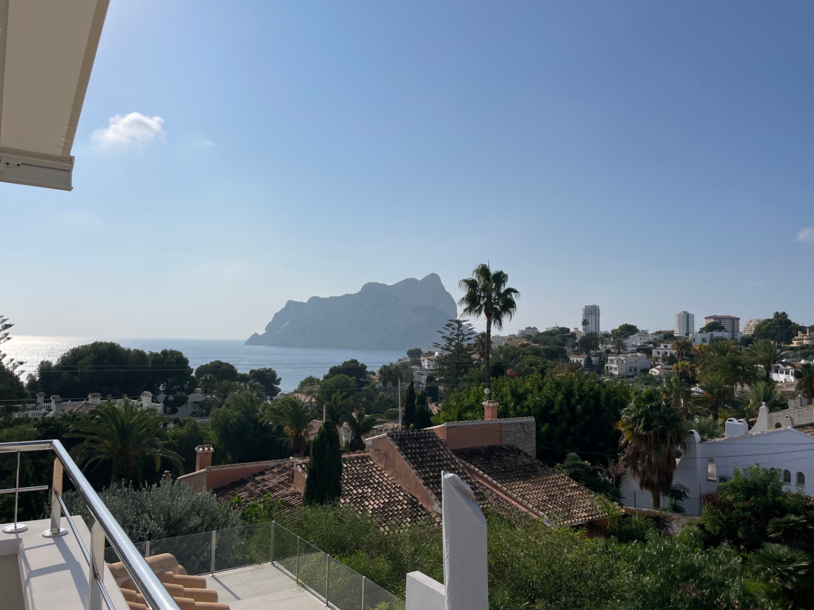 Panoramablick von einer Terrasse mit Edelstahl- und Glasgeländer auf den Peñón de Ifach und die Mittelmeerküste von Calpe.