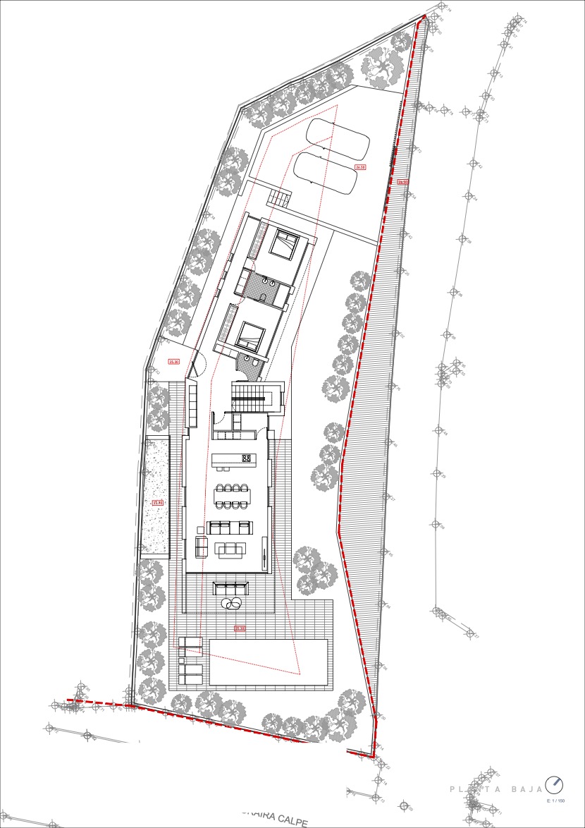 Detaillierter Grundriss des Erdgeschosses mit offenem Wohnbereich, Terrasse mit Pool und Schlafzimmern auf einem gestalteten Grundstück mit privatem Parkplatz.