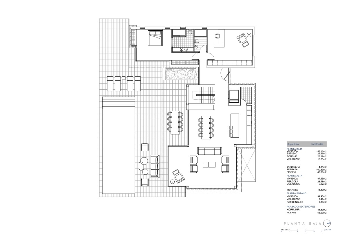 Technischer Grundriss des Erdgeschosses mit Darstellung des offenen Wohnbereichs, der Master-Suite und der großen Terrasse mit privatem Pool.