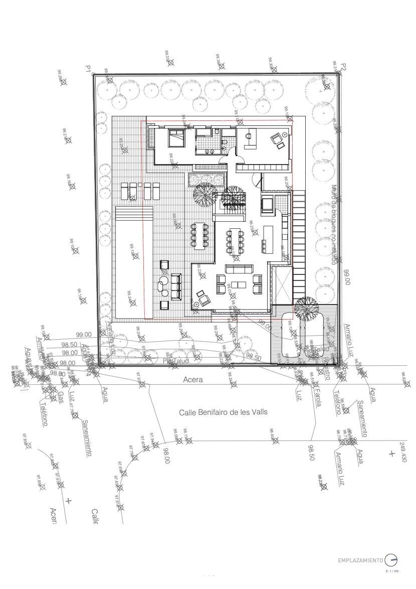 Technischer Lageplan der Villa mit Darstellung des Grundrisses, des rechteckigen Pools und der Gartenanlagen auf dem Grundstück in Moraira.