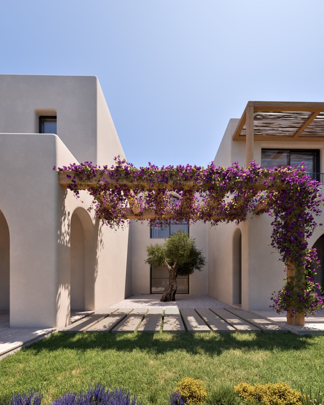 Holzpergola mit violetten Bougainvilleen über einem Innenhof mit Olivenbaum, mediterranen Bögen und minimalistischer Architektur in Moraira.