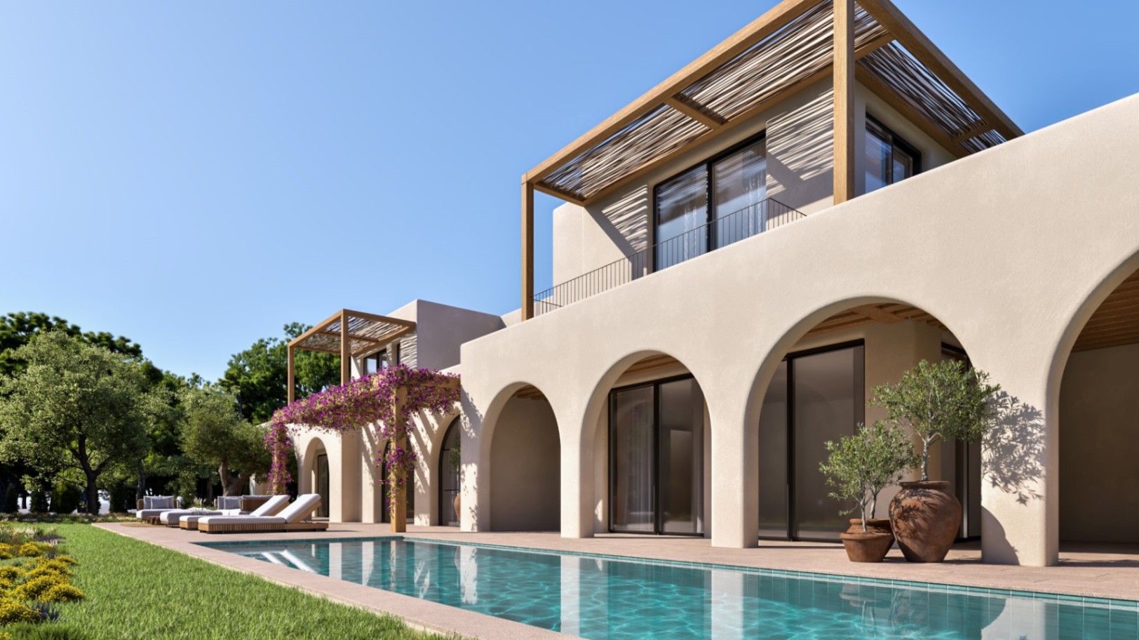 Mediterrane Fassade mit Rundbögen, rechteckigem Pool und Holzpergolen. Der Außenbereich bietet eine Sonnenterrasse mit Liegen und gepflegter Gartenanlage.