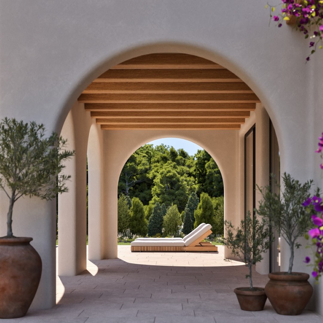 Mediterrane Naya mit Rundbögen, Holzbalkendecke und Natursteinboden, die sich zu einem privaten Garten mit Sonnenliegen öffnet.