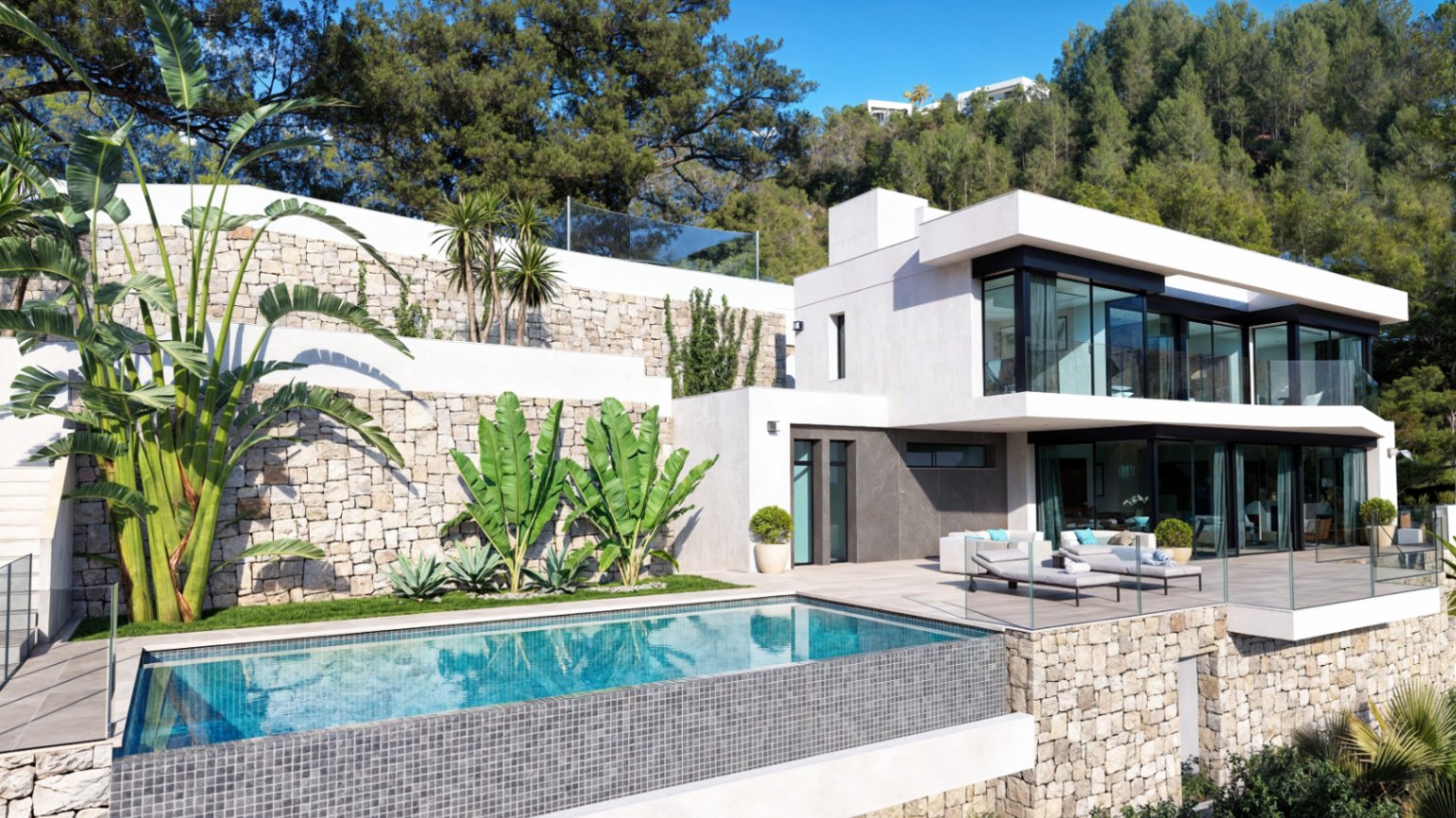 Moderne weiße Fassade mit Natursteinmauern, Infinity-Pool mit grauen Mosaikfliesen und weitläufige Terrassen inmitten mediterraner Bepflanzung.