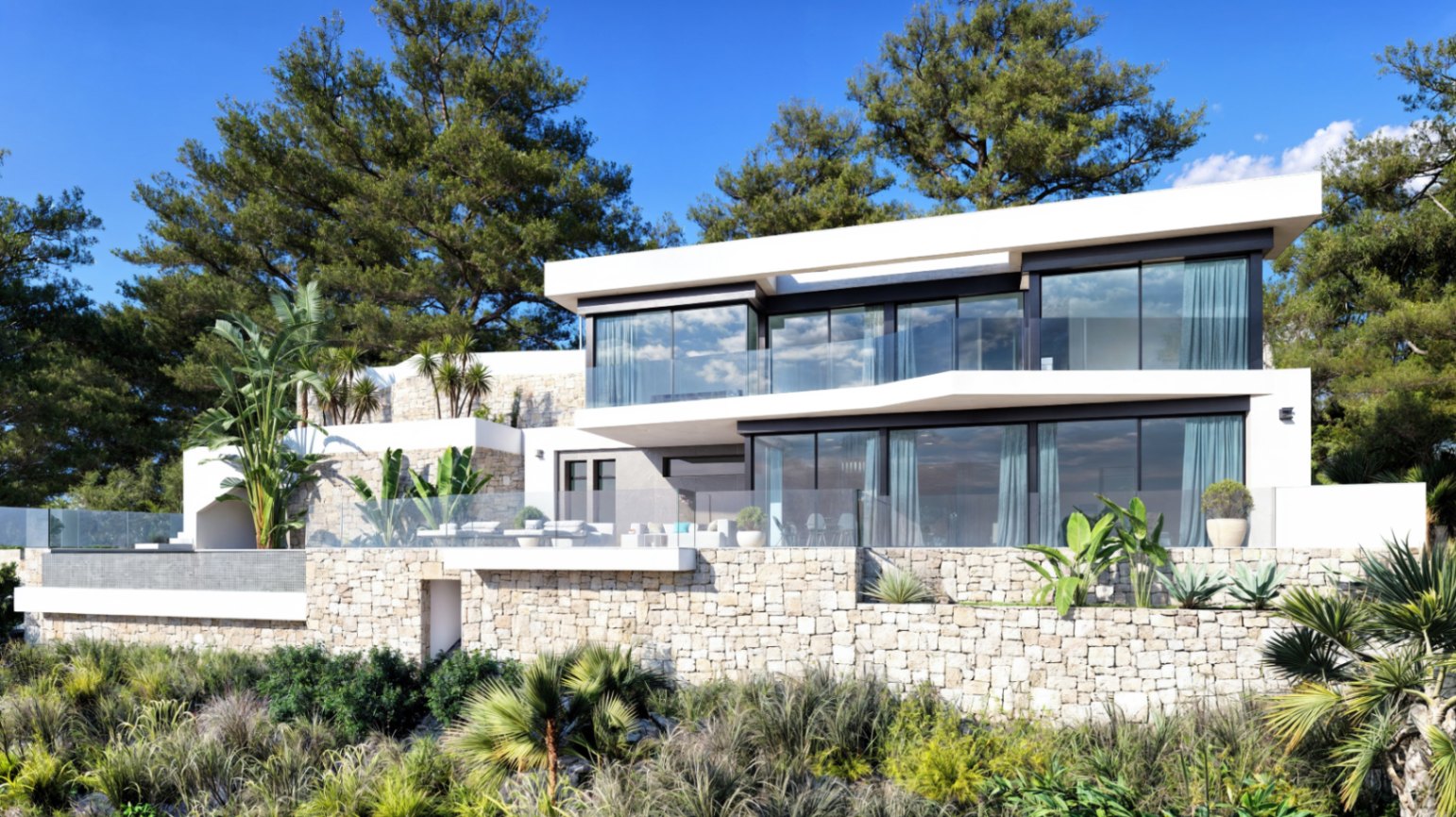 Moderne zweistöckige Fassade mit Natursteinwänden, bodentiefen Glasfronten und Terrassen mit Glasgeländern, eingebettet in eine mediterrane Gartenlandschaft.