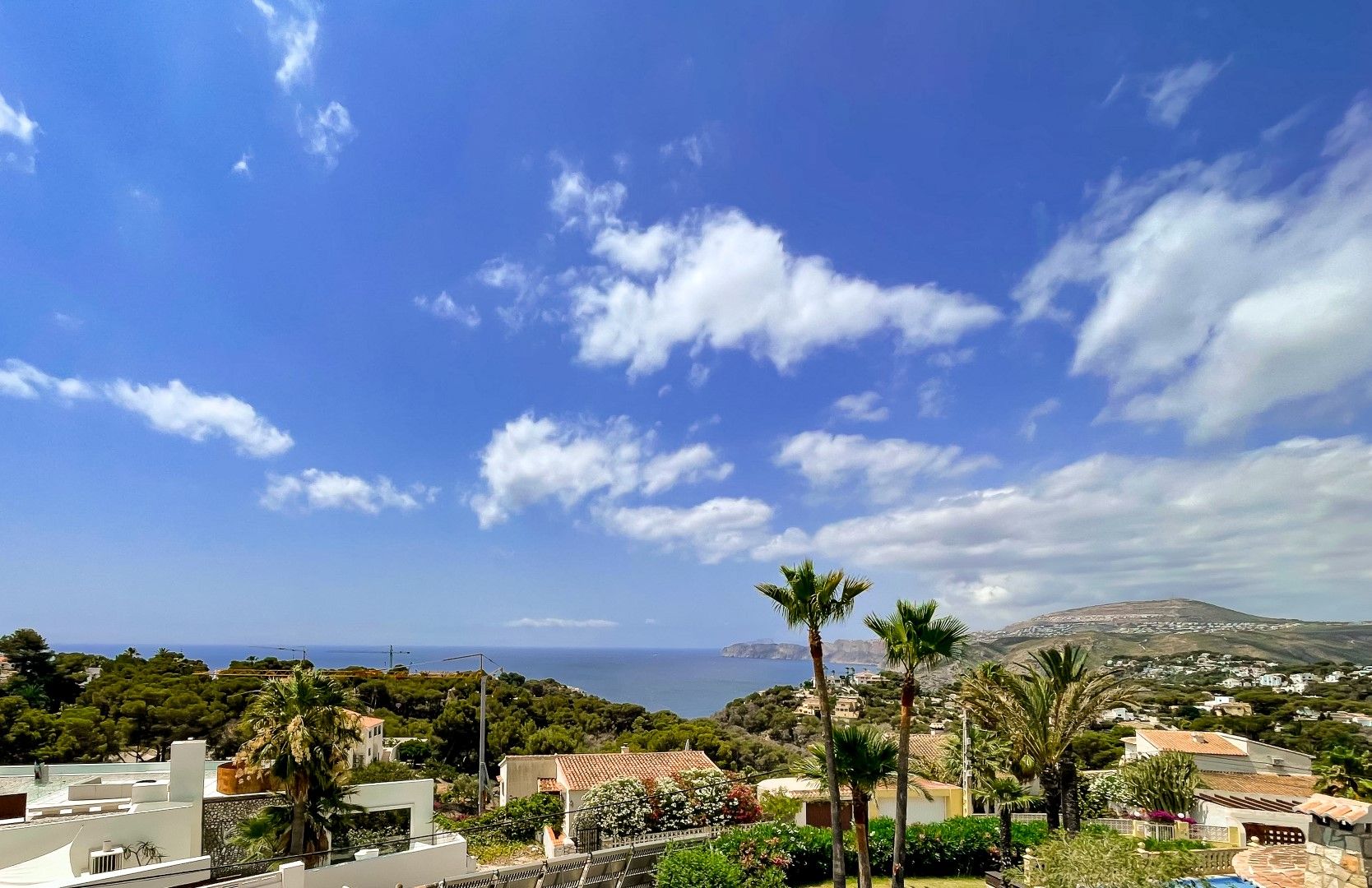 Unverbaubarer Panoramablick auf das Mittelmeer und das Tal, der die einheimische Vegetation und die Küstensilhouette von Jávea hervorhebt.