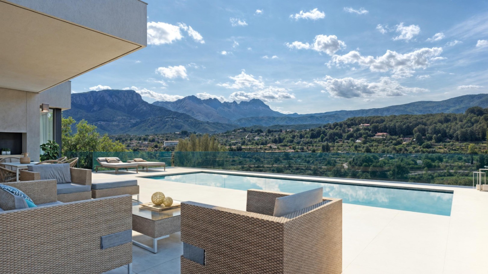 Außenterrasse mit privatem Pool, Rattan-Loungemöbeln und Panoramablick auf die Sierra de Bernia und die umliegende Landschaft.