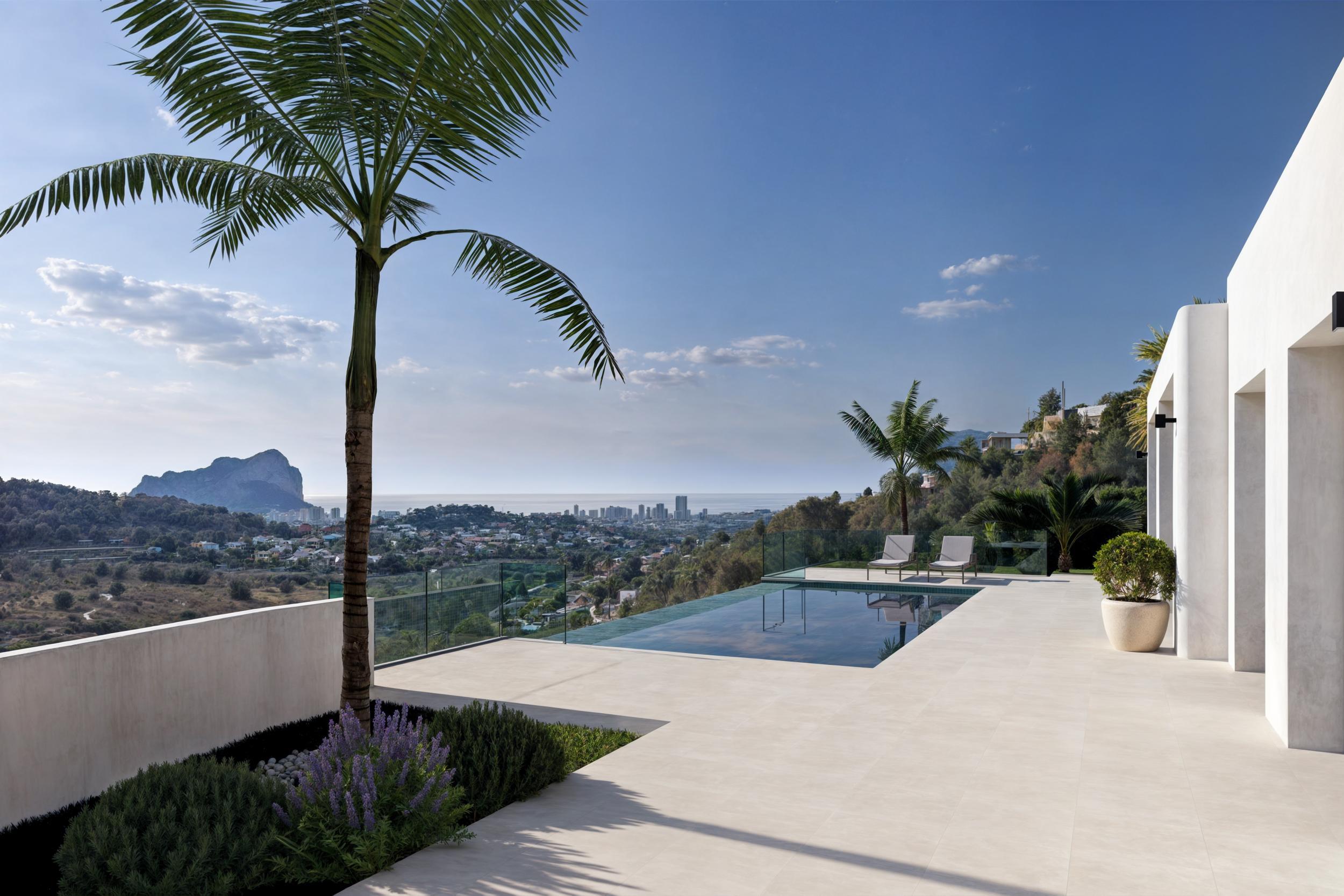 Blick auf den Infinity-Pool mit Panoramablick auf Calpe und den Peñón de Ifach.