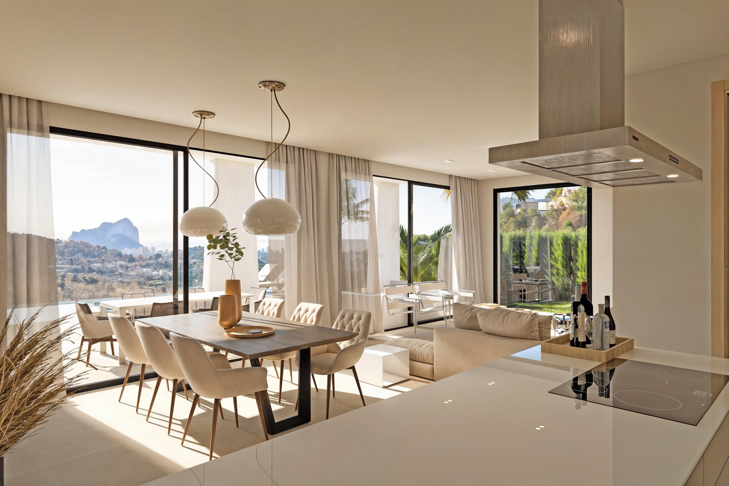 Heller Wohn-Essbereich mit Holztisch und Blick auf den Peñón de Ifach.