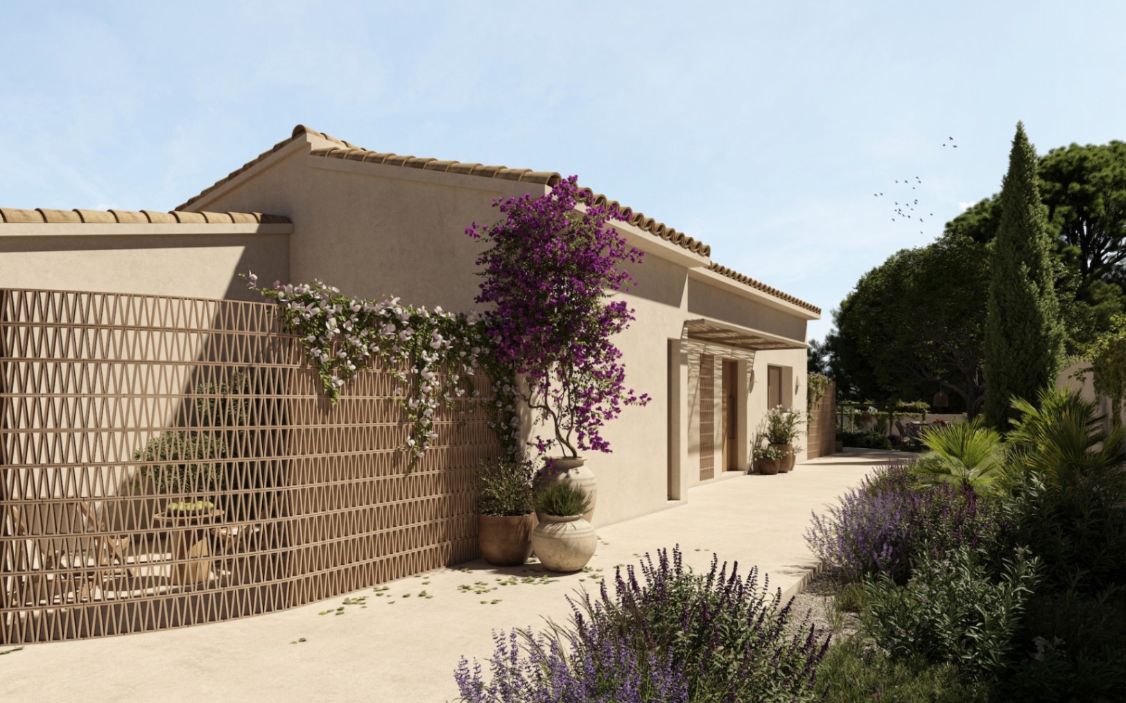 Außenfassade mit dekorativem Terrakotta-Gitter, Bougainvillea in Tontöpfen und mediterranem Garten mit Lavendel am Eingangsbereich der Villa.
