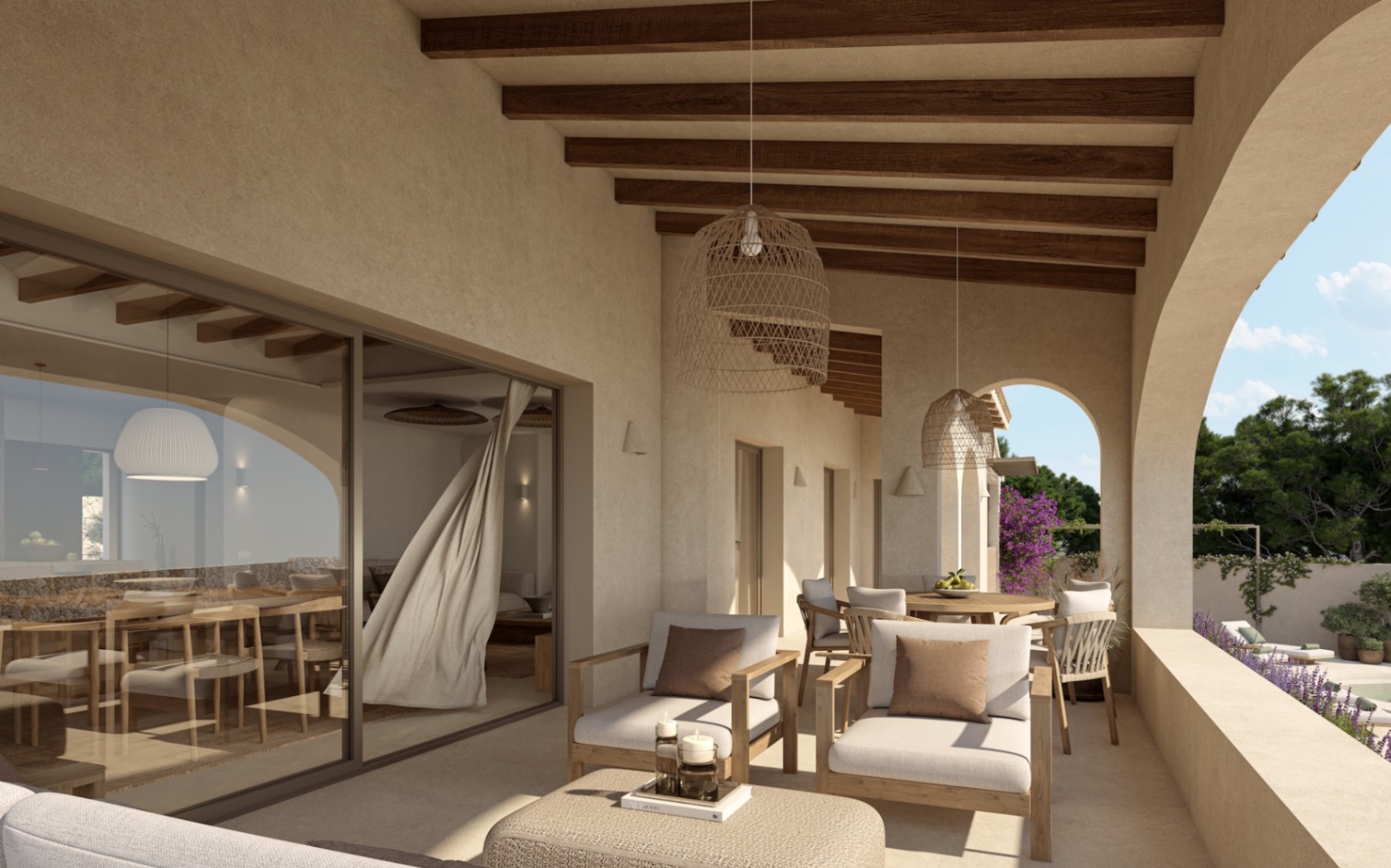Überdachte Terrasse mit sichtbaren Holzbalken, Korb-Pendelleuchten und hellen Außenmöbeln, die durch große Glasschiebetüren direkt mit dem Wohnbereich verbunden ist.
