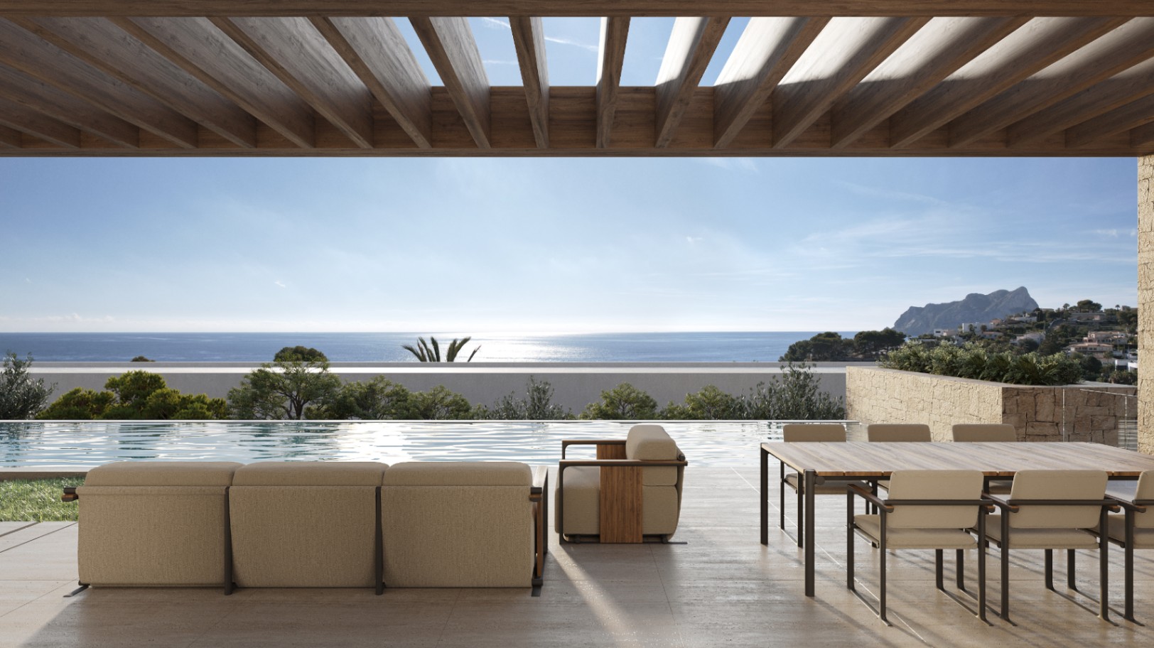 Hauptterrasse mit Holzpergola, Außenessbereich und Infinity-Pool mit Panoramablick auf das Mittelmeer und den markanten Peñón de Ifach.
