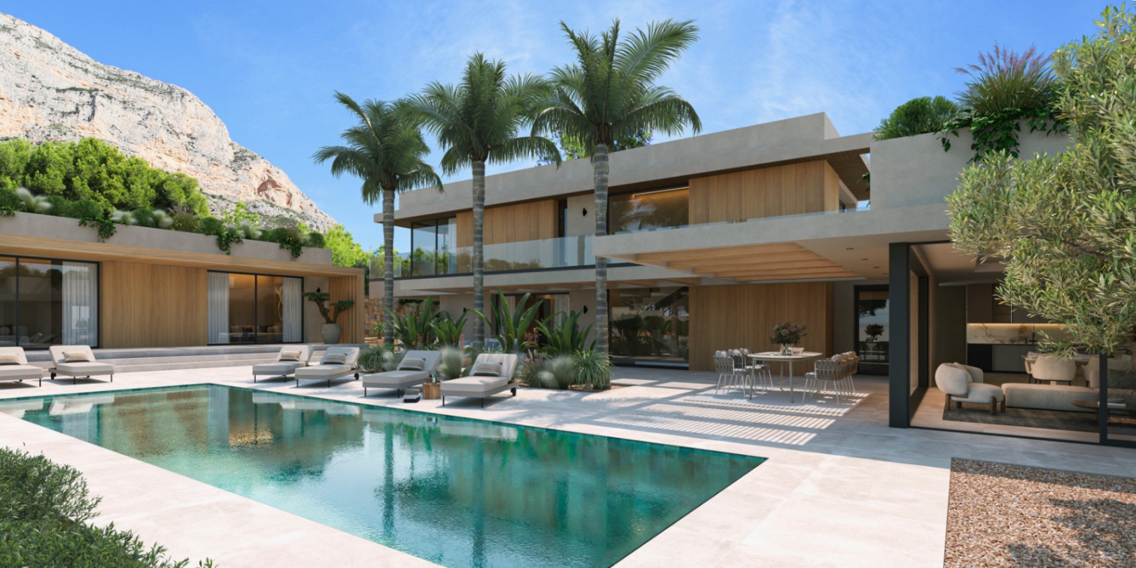 Außenansicht der Villa mit Pool, Liegebereich und überdachter Terrasse. Die moderne Architektur besticht durch Holzfassaden, große Glasfronten und den Blick auf das Montgó-Massiv im Hintergrund.