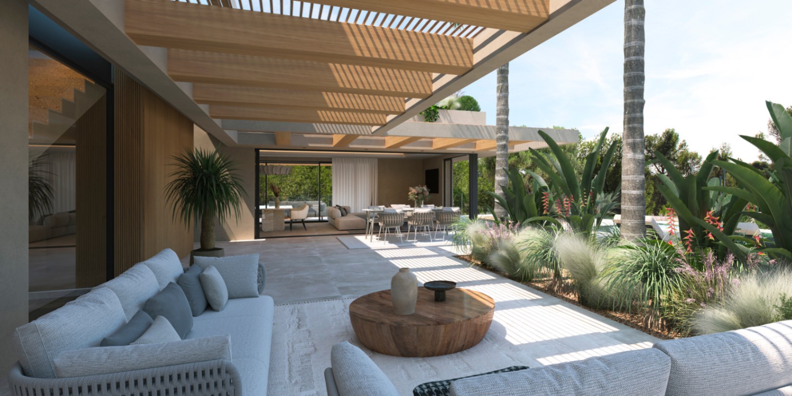 Überdachte Terrasse mit Holzpergola und Steinboden, die den Außenwohnbereich durch große Glasschiebetüren nahtlos mit dem Innenraum verbindet.