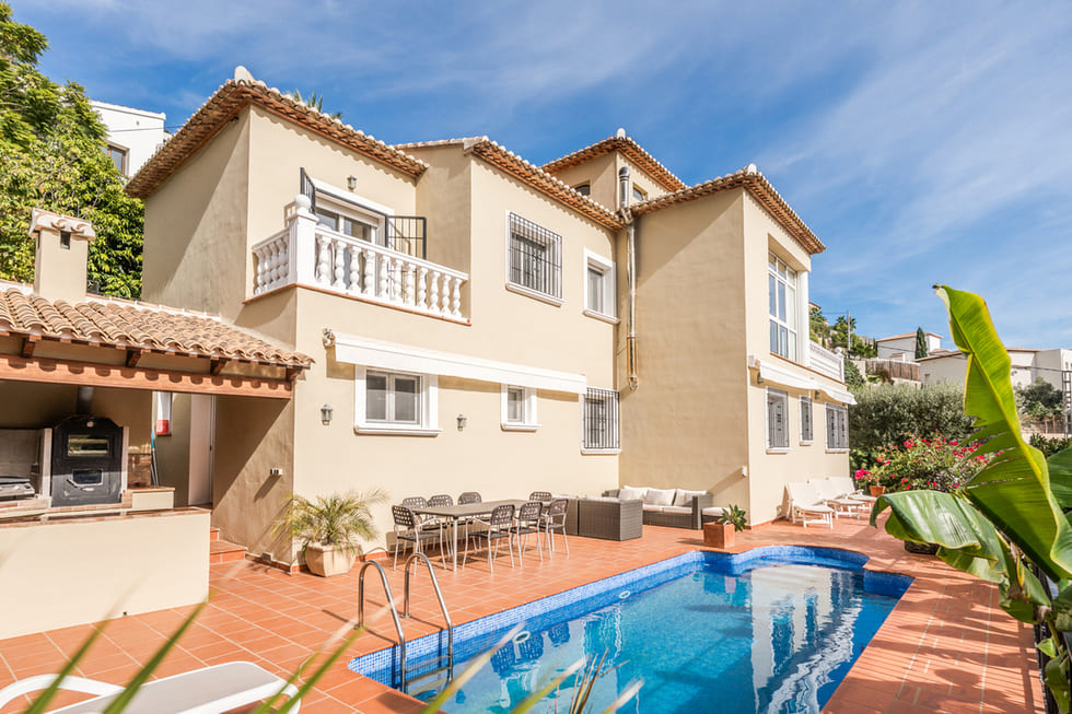 Mediterrane Villa mit privatem Pool, weitläufiger Terrakotta-Terrasse, Essbereich im Freien und einer integrierten Außenküche mit Grillstation.