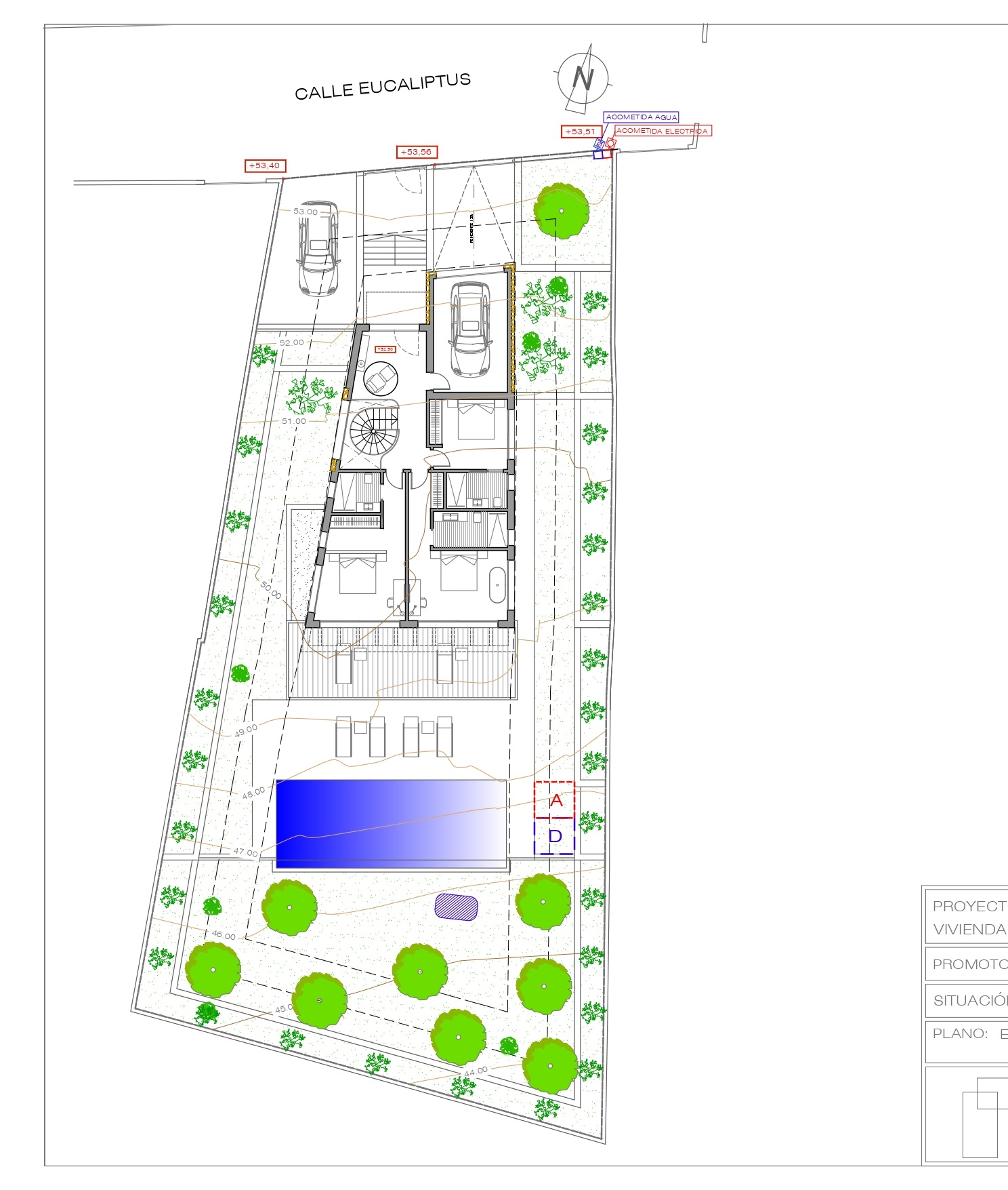 Architektonischer Lageplan des Anwesens mit privatem Pool, Gartenanlagen und integriertem Parkplatz auf einem Hanggrundstück.