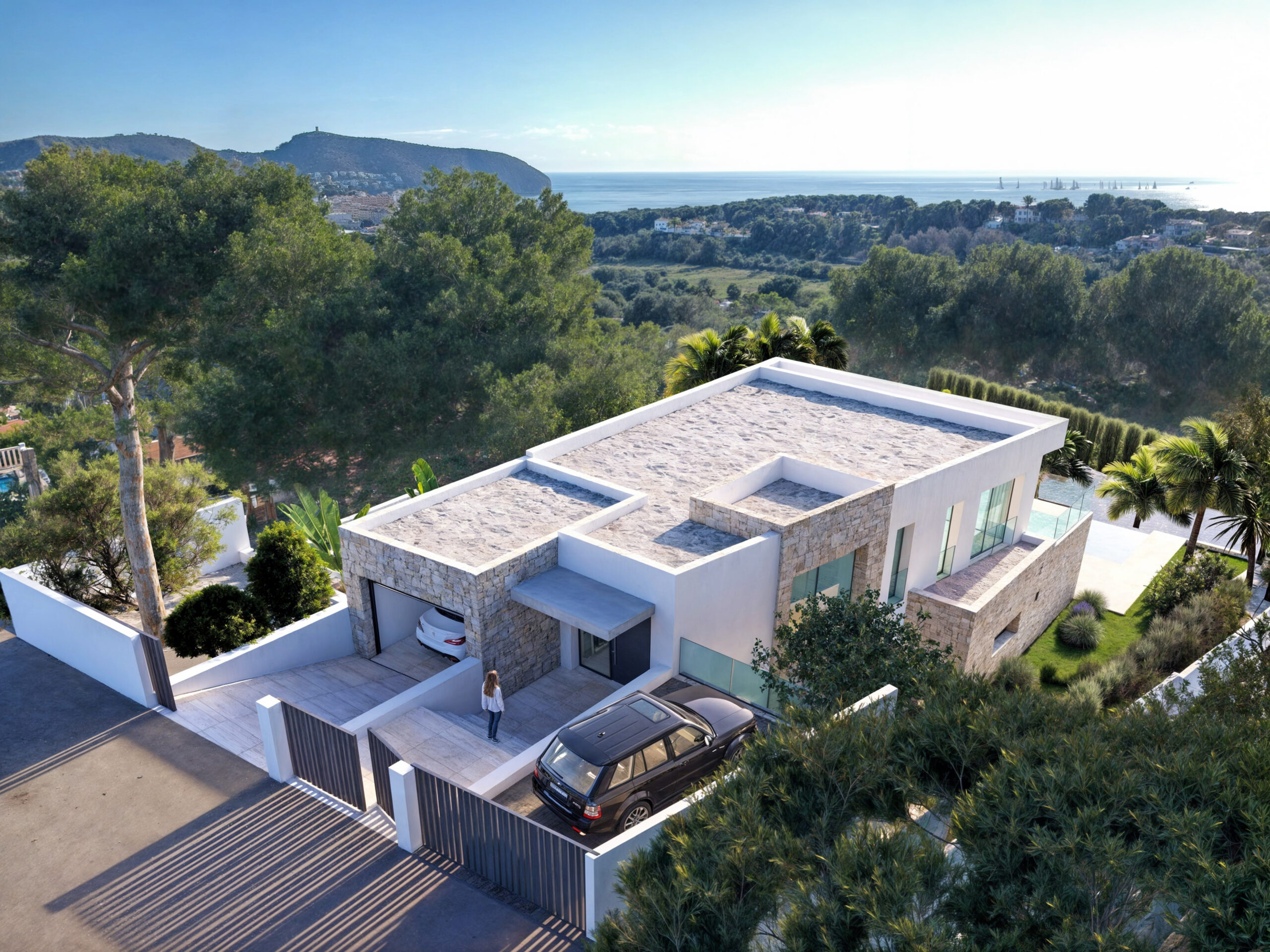 Moderne Villa mit Natursteinverkleidung, gesichertem Eingangsbereich und Flachdach-Architektur mit Panoramablick auf das Mittelmeer und die umliegende Landschaft.