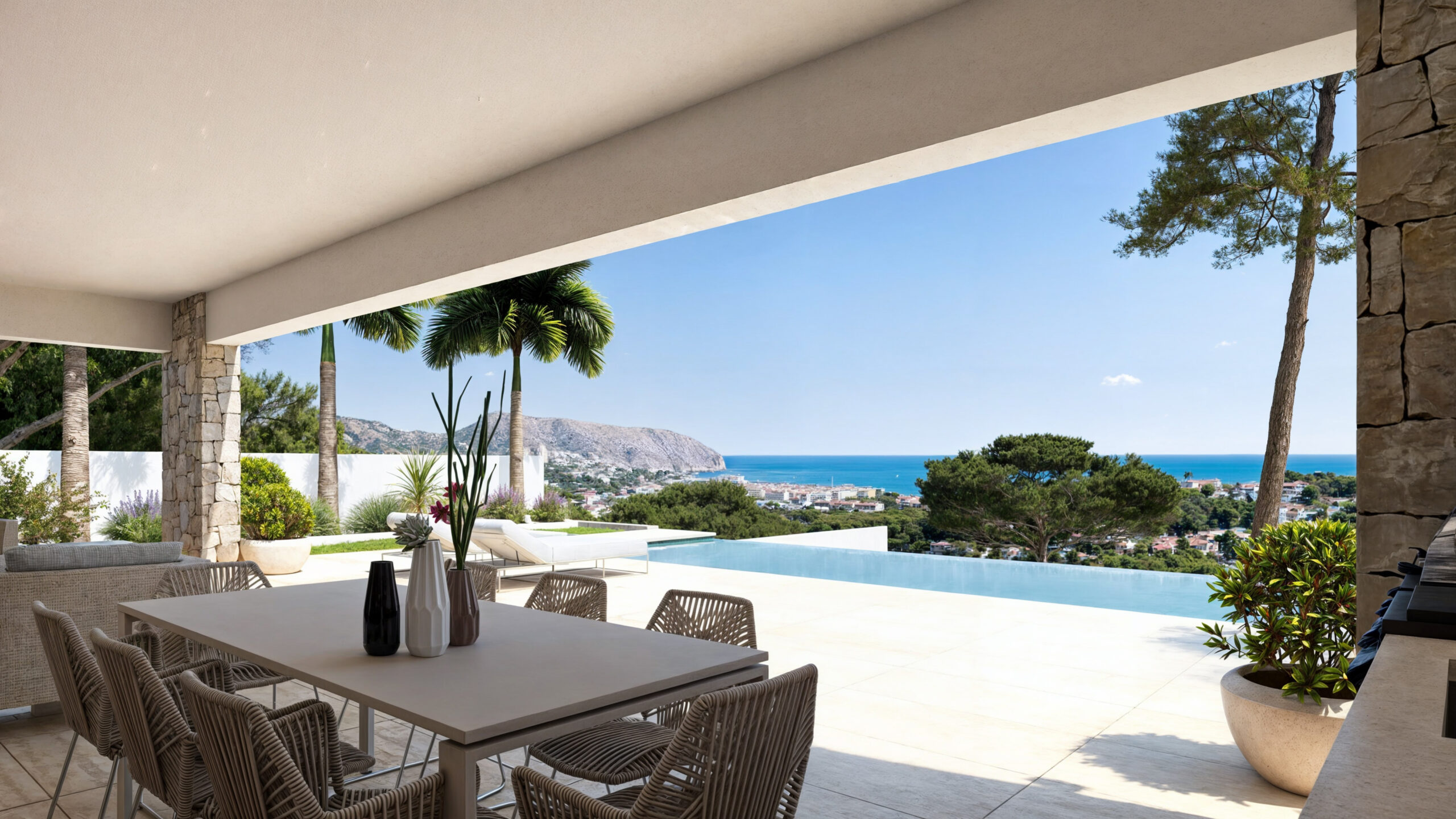 Überdachte Terrasse mit Essbereich, Natursteinpfeilern und Infinity-Pool mit Panoramablick auf das Mittelmeer und die umliegende Küstenlandschaft.
