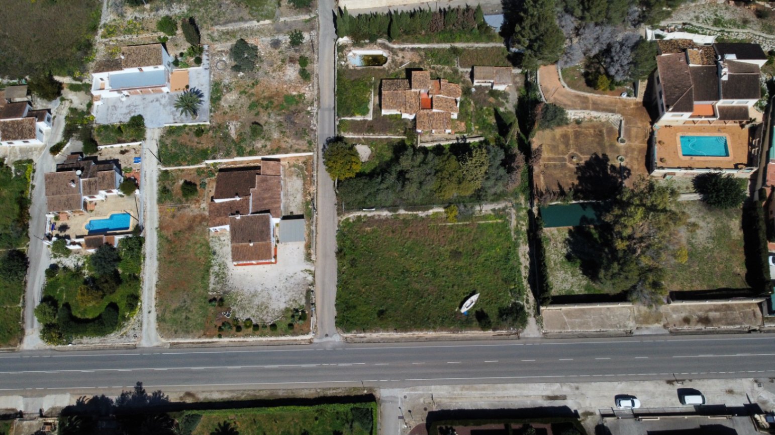 Luftbild des 2.895 m2 großen Grundstücks in Jávea mit Darstellung des Hauses, der erweiterbaren Fläche und der verkehrsgünstigen Lage an der Hauptstraße.