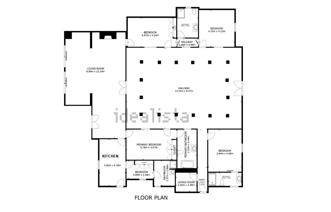 Detaillierter Grundriss der einstöckigen Villa mit großem zentralem Flur mit Säulen, geräumigem Wohnzimmer und der Aufteilung der Schlafzimmer und Bäder.