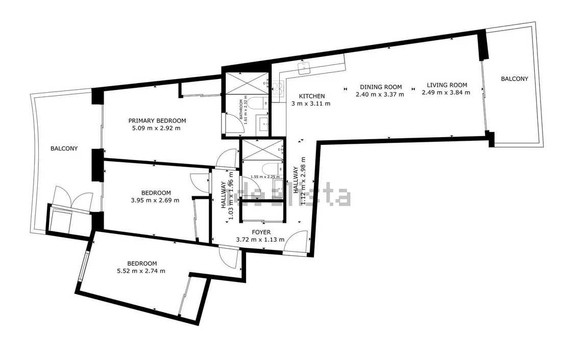 Detaillierter Grundriss der Wohnung mit drei Schlafzimmern, zwei Badezimmern, offenem Wohn-Essbereich und zwei privaten Balkonen inklusive Maßangaben.