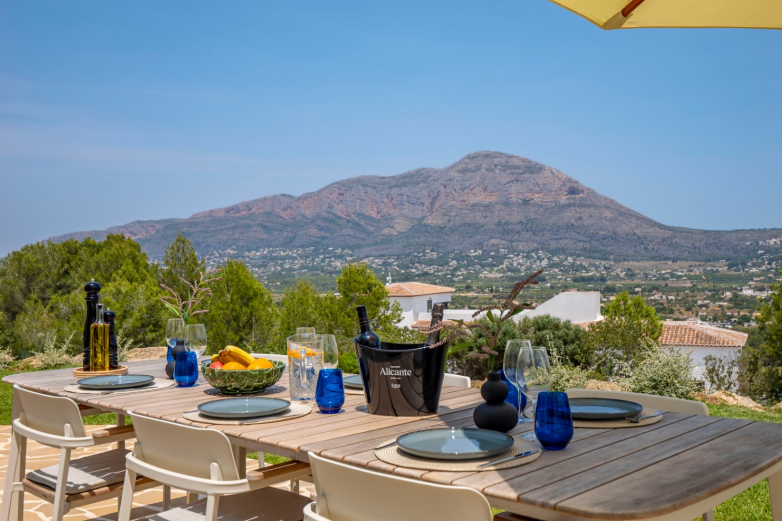 Essbereich im Freien mit Holztisch und Bergblick in Jávea.