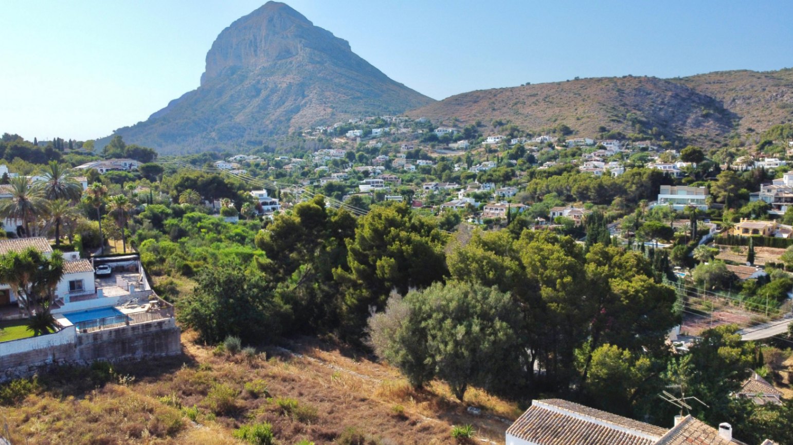 Panoramablick auf das Montgó-Massiv vom erhöhten Grundstück aus, umgeben von mediterraner Vegetation und Villen in Jávea.