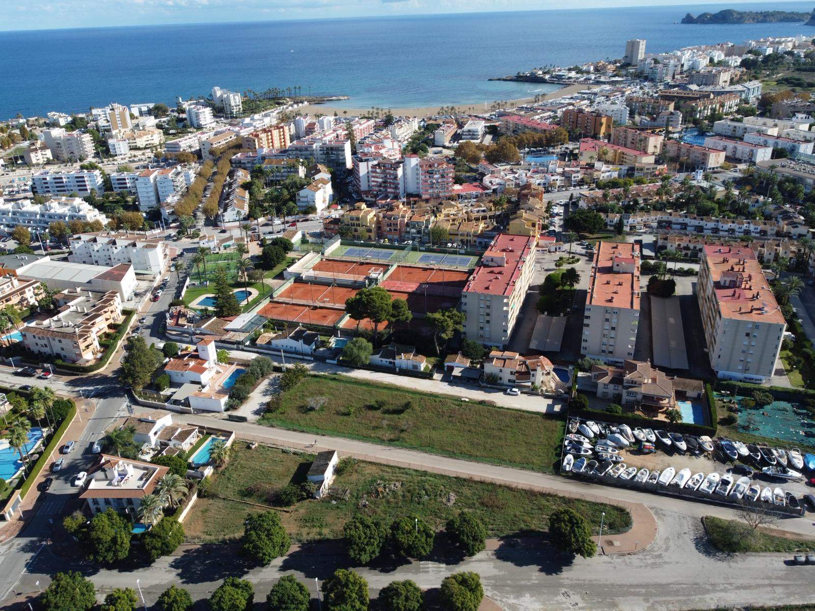 Luftansicht des Baugrundstücks in Jávea, angrenzend an den Tennisclub und in unmittelbarer Nähe zum Arenal-Strand sowie der Mittelmeerküste gelegen.