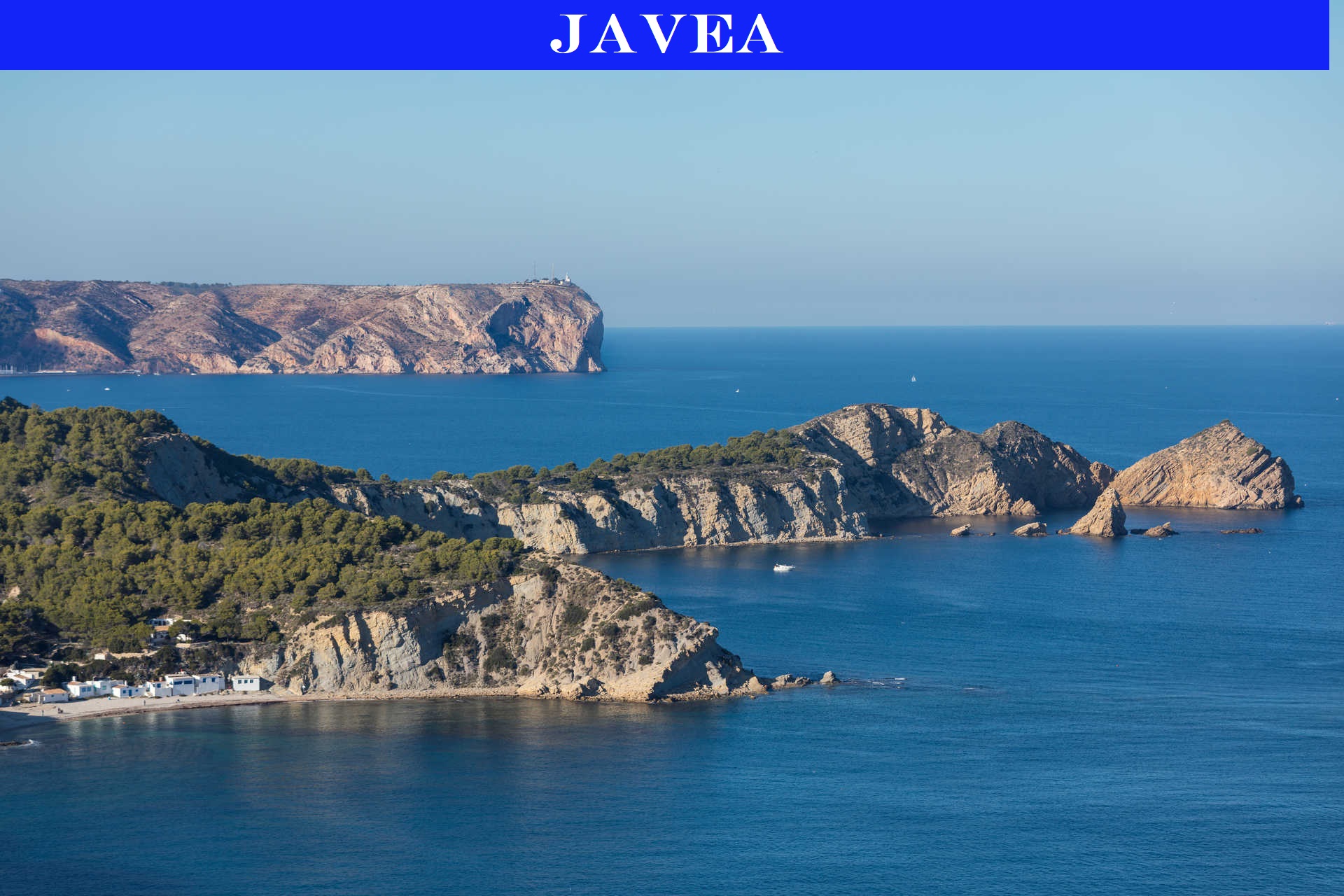 Panoramablick auf die Küste von Jávea mit schroffen Klippen, mediterranen Pinienwäldern und dem Kap de la Nao am Horizont.