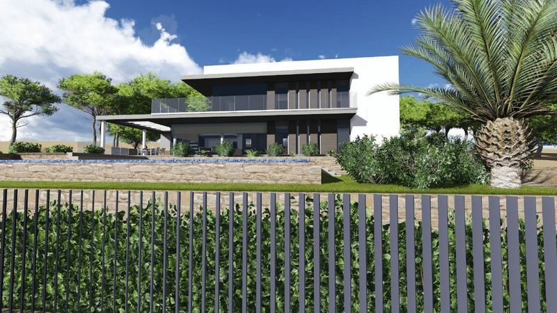 Moderne Villa mit weißer Fassade, Glasgeländern und einem Pool mit blauen Mosaikfliesen über einer Stützmauer aus Naturstein und Lamellenzaun.