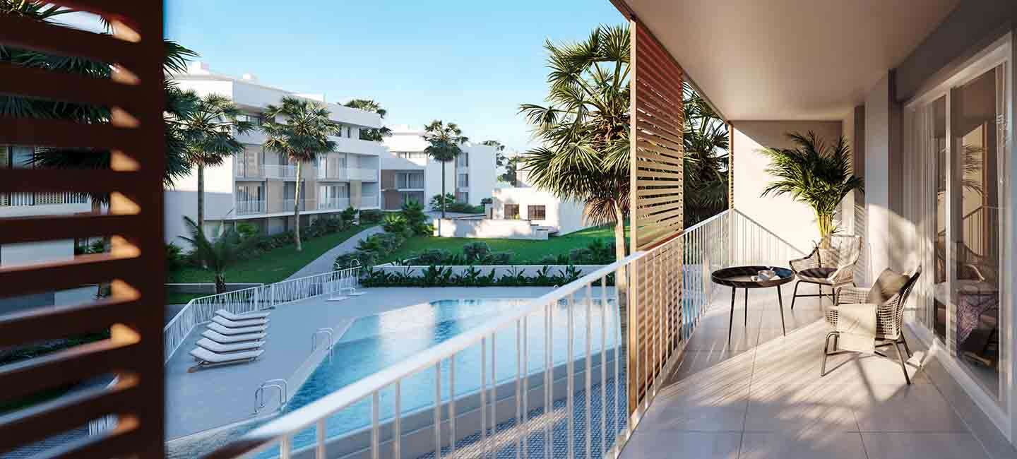 Private Terrasse mit Fliesenboden und modernen Möbeln, mit Blick auf den Gemeinschaftspool und die mediterrane Gartenanlage.
