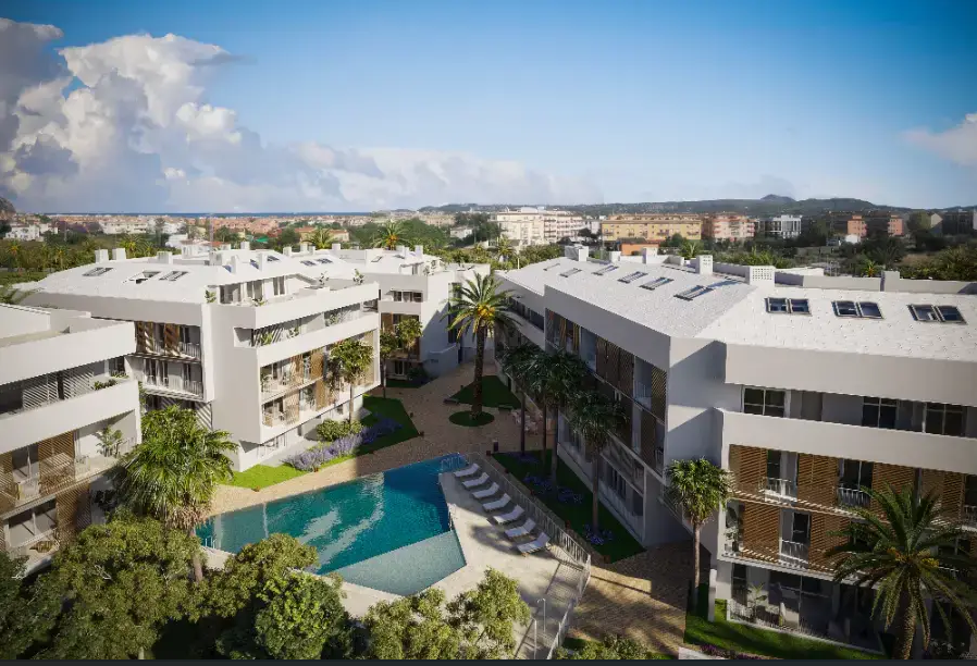 Erhöhte Ansicht der modernen Wohnanlage mit geometrischem Pool, mediterranen Gärten und weißer Architektur mit Holzlamellen-Details.