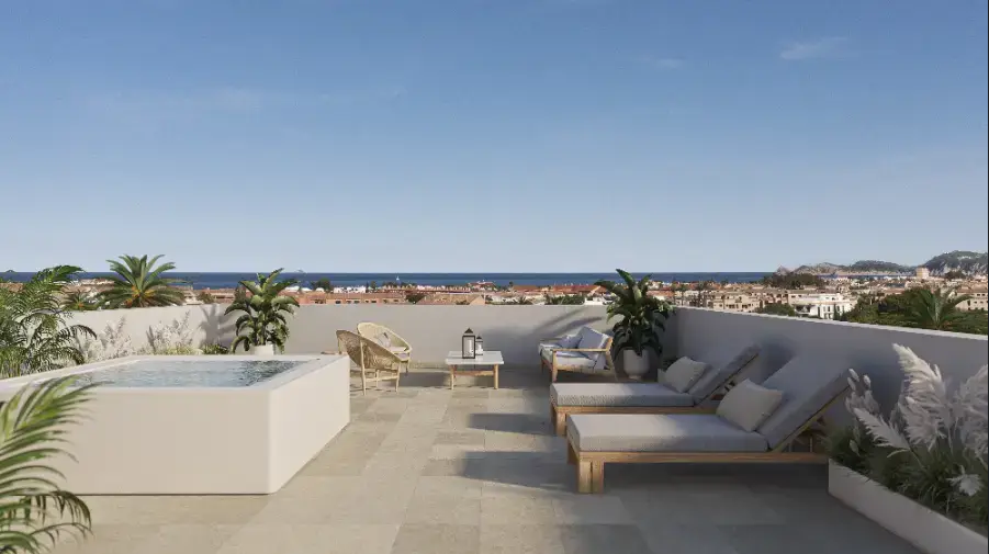 Großzügige Dachterrasse mit privatem Jacuzzi, Sonnenliegen und Panoramablick über die Küste von Javea und das Mittelmeer.