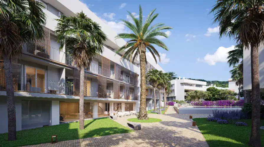 Moderne Apartmentanlage mit angelegten Gärten, Palmen, gepflasterten Wegen und einem Gemeinschaftspool vor einer weißen Fassade mit Holzlamellen.