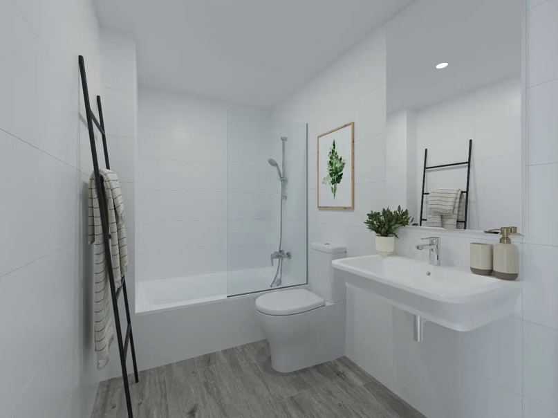 Modernes Badezimmer mit weißen Wandfliesen, Badewanne mit Glastrennwand, Boden in Holzoptik und wandhängendem Waschbecken mit Chromarmaturen.