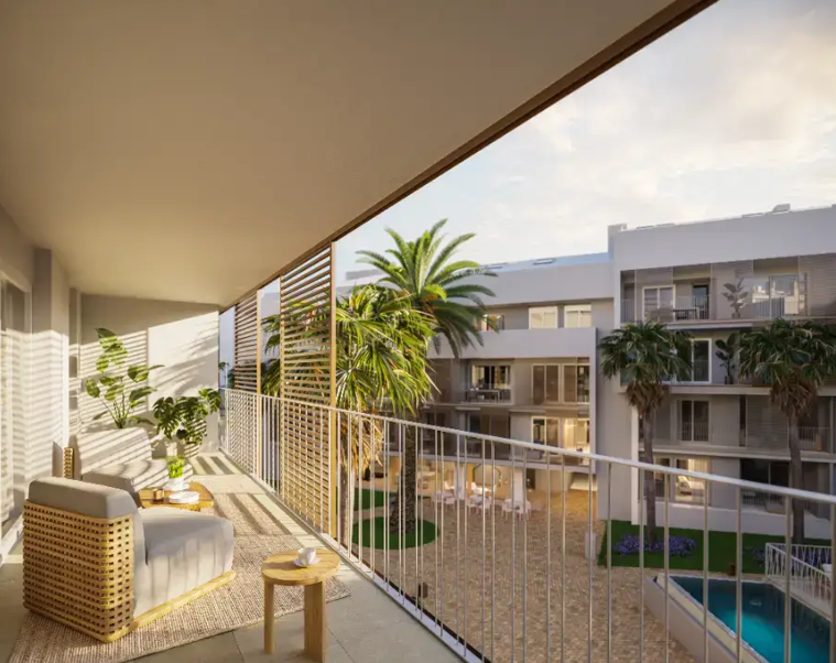 Überdachte Terrasse mit weißem Metallgeländer, Holz-Sichtschutz und Lounge-Möbeln mit Blick auf den Gemeinschaftspool und die Gartenanlage.